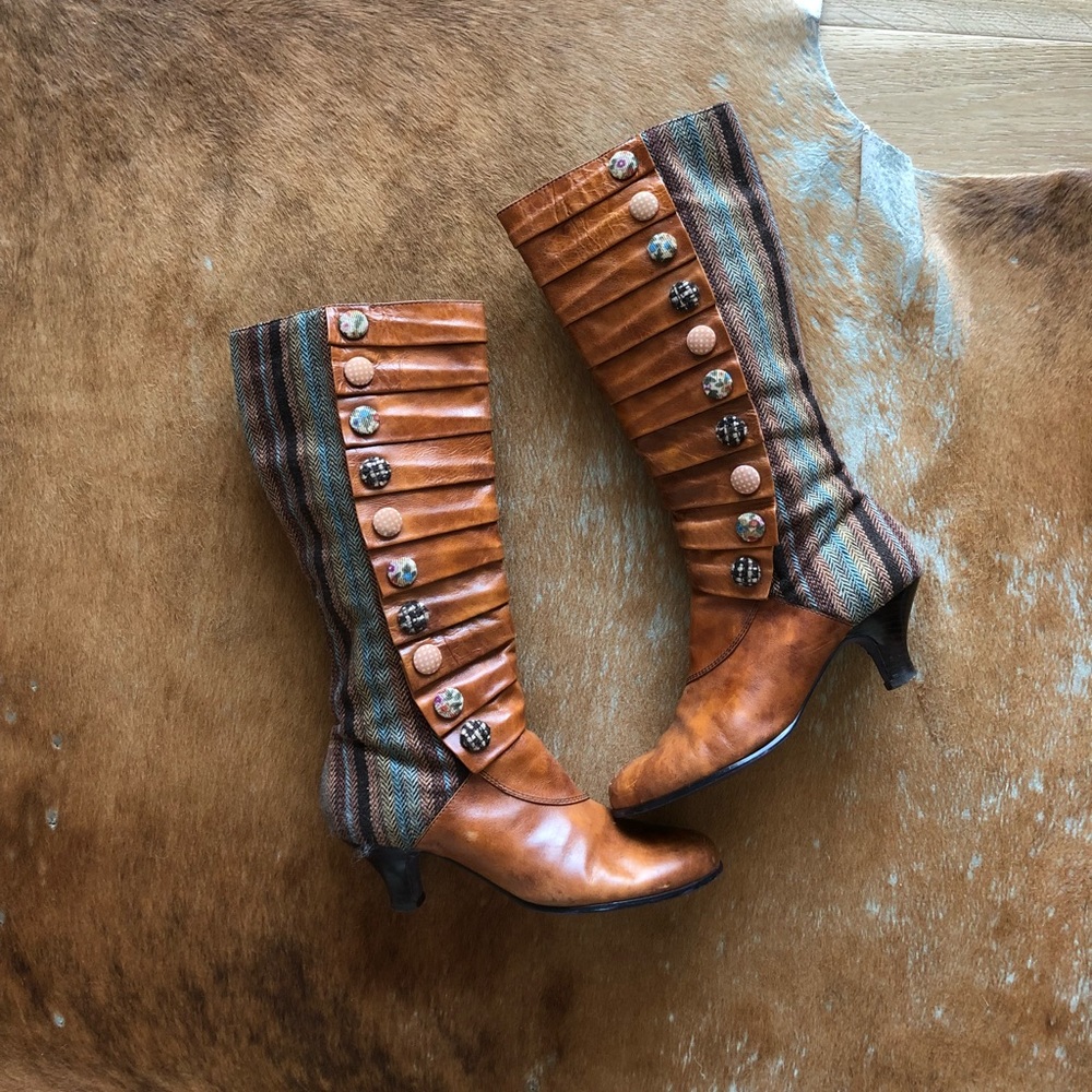 Brown leather boots with fabric buttons